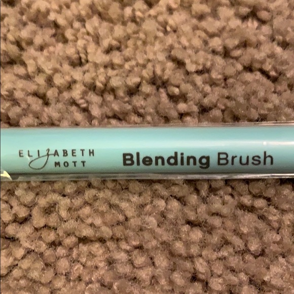 Elizabeth Mott Blue Blending Brush - Picture 2 of 4